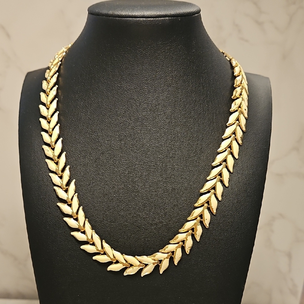 VINTAGE 17" ENAMEL leaf Cream And Goldtone Necklace